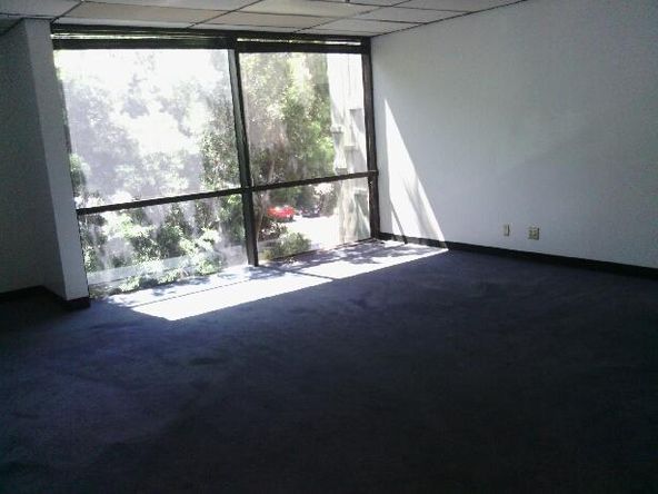 LARGE OPEN OFFICE, SEVERAL USES. FLAT RATE, EASY LEASE